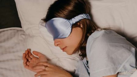 Лікар попереджає всіх, хто спить у позі “тиранозавра”