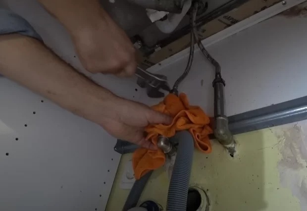 Плиточники та сантехники перетворилися на нову еліту: скільки можуть заробляти