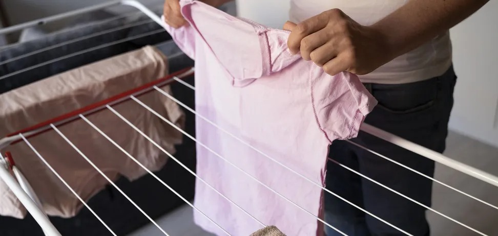 Як пришвидшити сушіння одягу після прання взимку: лайфхак