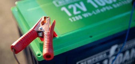 Як правильно заряджати акумулятор: чи обов’язково від’єднувати клеми