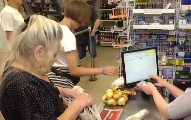 Заощаджують на продуктах: українці змушені відмовлятися від базових потреб