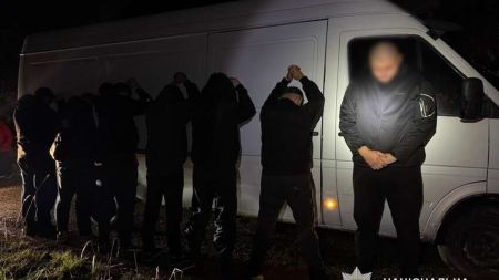 На Закарпатті затримали групу, яка переправляла ухилянтів через кордон за 7500 доларів