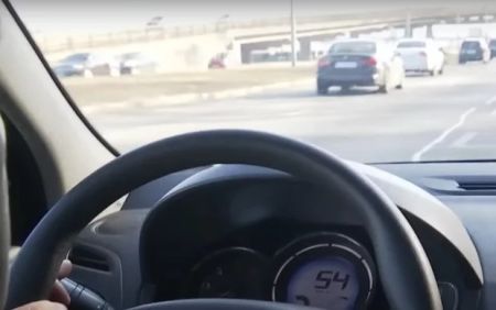 На українських дорогах з’явився світлофор з червоним хрестом: що він означає