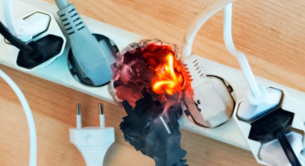 Українці скаржаться на масові поломки побутової техніки через віялові відключення світла