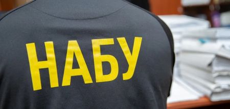 Хабарі в обмін на оплату роботи: в “Енергоатомі” затримали посадовицю-корупціонерку