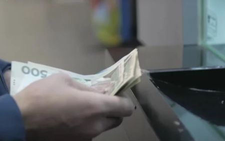 Держава роздасть гроші українцям: хто, за що і яку суму зможе отримати