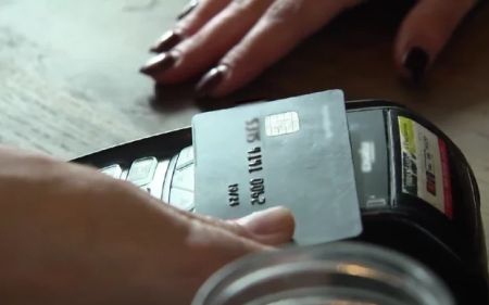 Заблокують доступ до виплат: чому пенсіонерам можуть арештувати картки