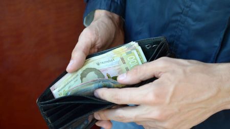«Мінімалка» росте — зарплати ні: скільки українці реально отримають «на руки» у 2026 році