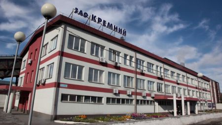 Російська економіка буксує: промислові гіганти зупиняють виробництво