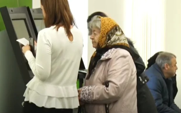 Банки почнуть блокувати пенсійні картки: стареньких попередили про нові обмеження