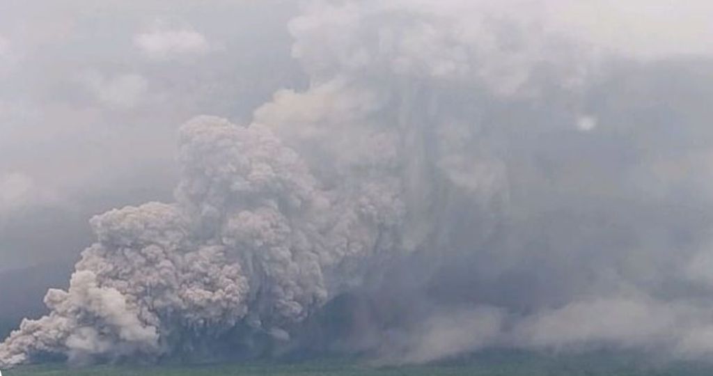 Села засипає гарячим попелом: в Індонезії пробудився найбільший вулкан країни