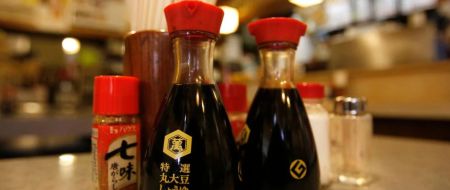 Чому кухарі по всьому світу замінюють соєвий соус на кокосовий