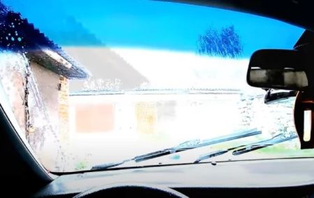 Не кожен водій знає: простий лайфхак, який врятує вікна авто від запотівання