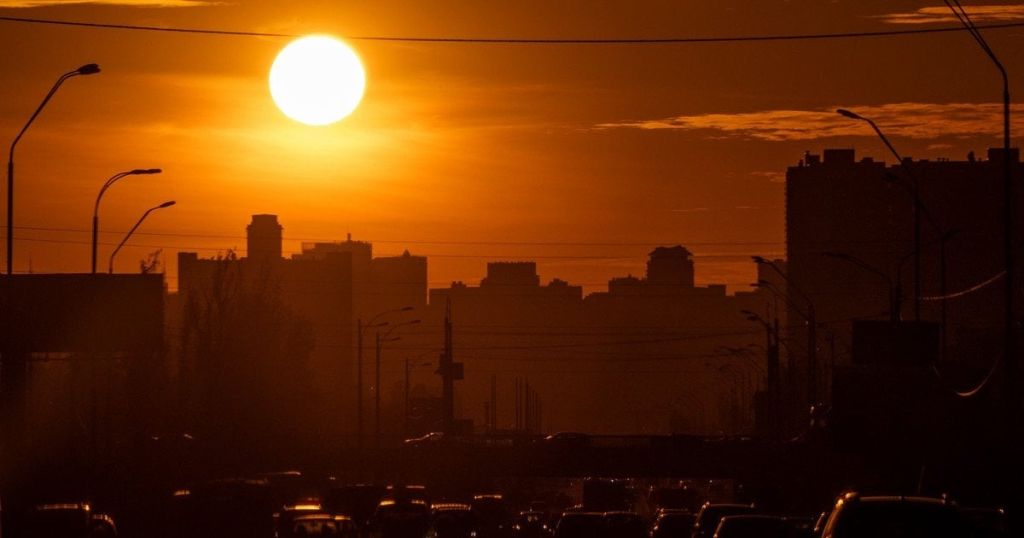У центрі Києва утворилася величезна вирва: що сталося