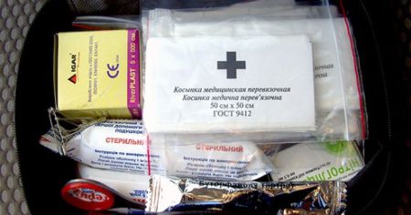 Чи обов’язково показувати аптечку поліції: що треба знати водіям
