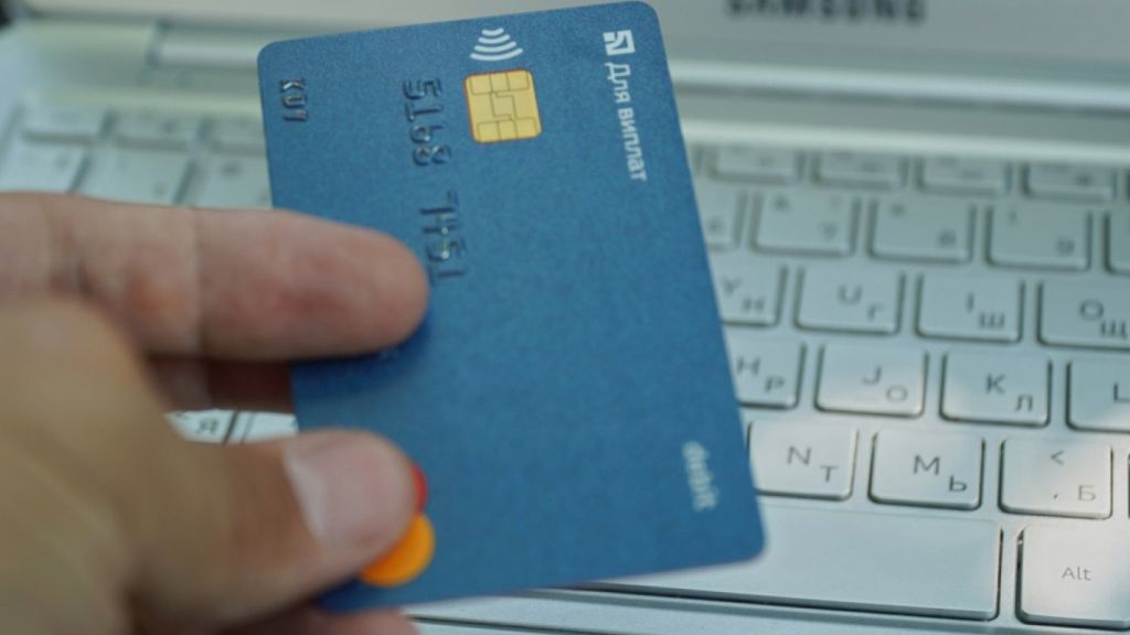 Скандал із “ПриватБанком” і військовим: керівництво та НБУ відреагували