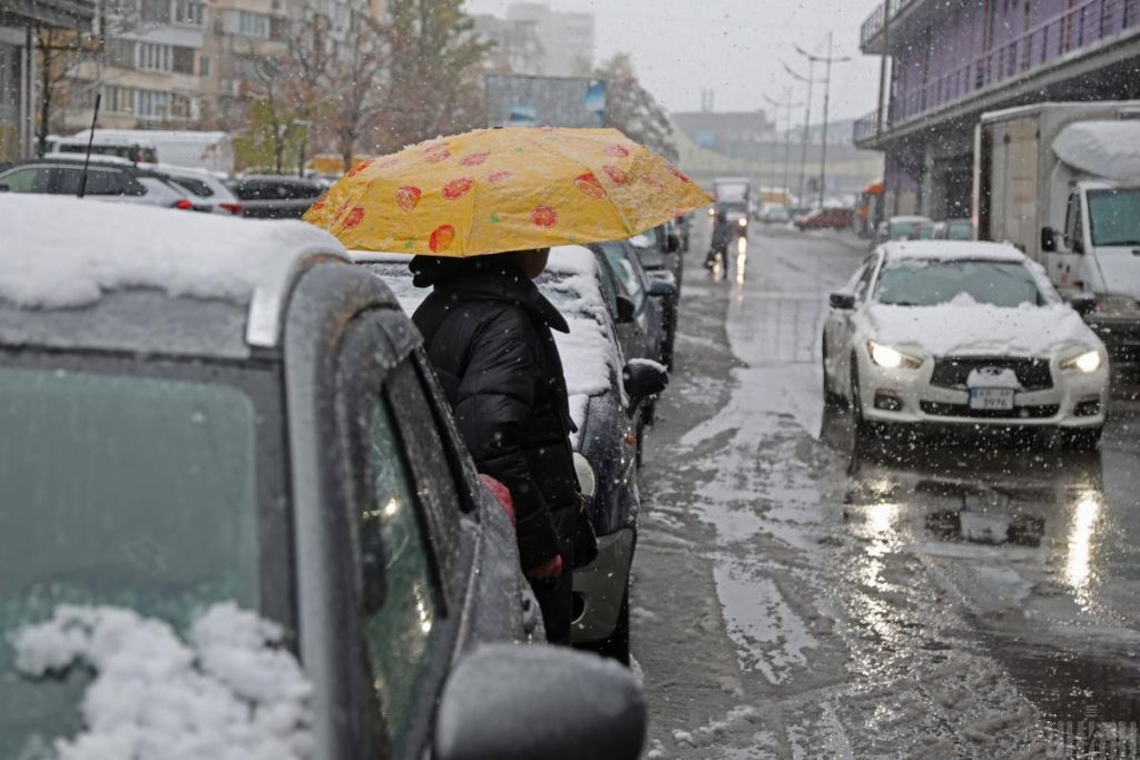 Сьогодні в Україну увірвуться дощі та мокрий сніг