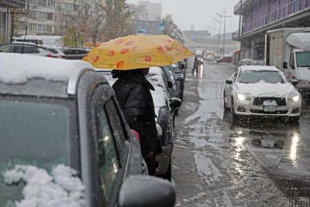 Сьогодні в Україну увірвуться дощі та мокрий сніг