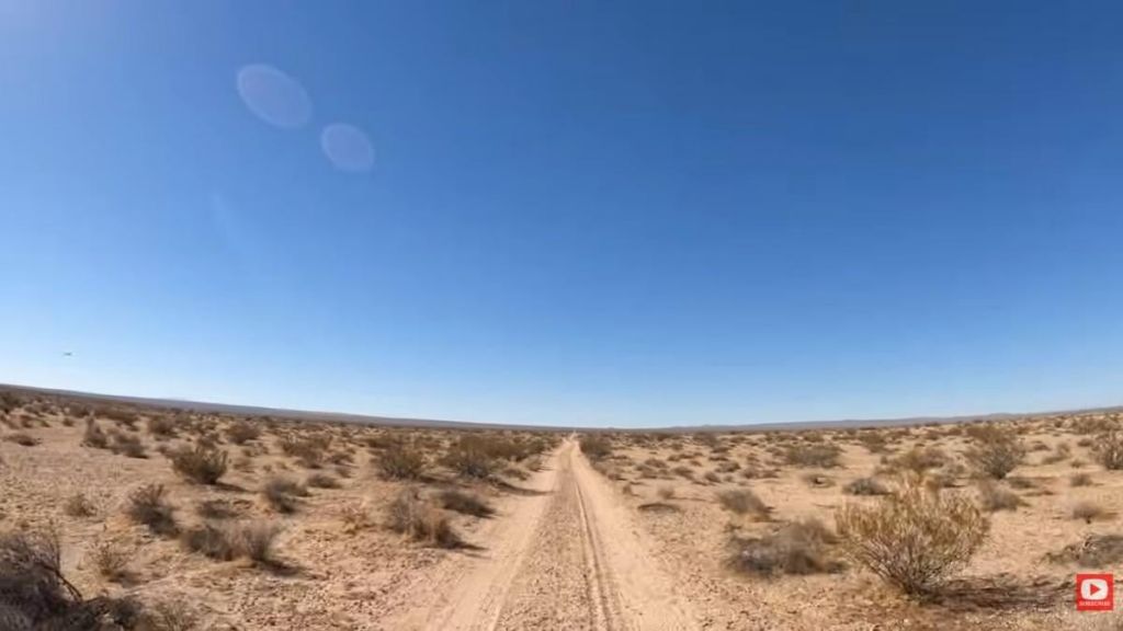 У пустелі Мохаве є загадкова 80-кілометрова дорога, походження якої ніхто не може пояснити