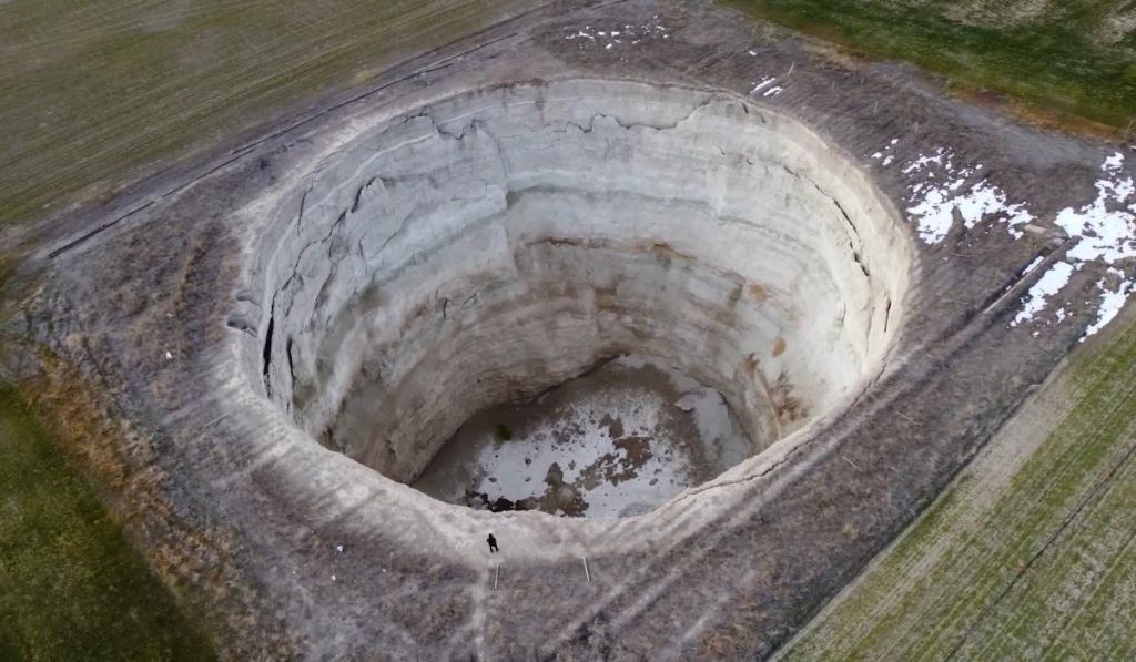 По всій Туреччині з’являються величезні діри в землі, як у біблійному пророцтві, – ЗМІ