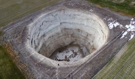 По всій Туреччині з’являються величезні діри в землі, як у біблійному пророцтві, – ЗМІ