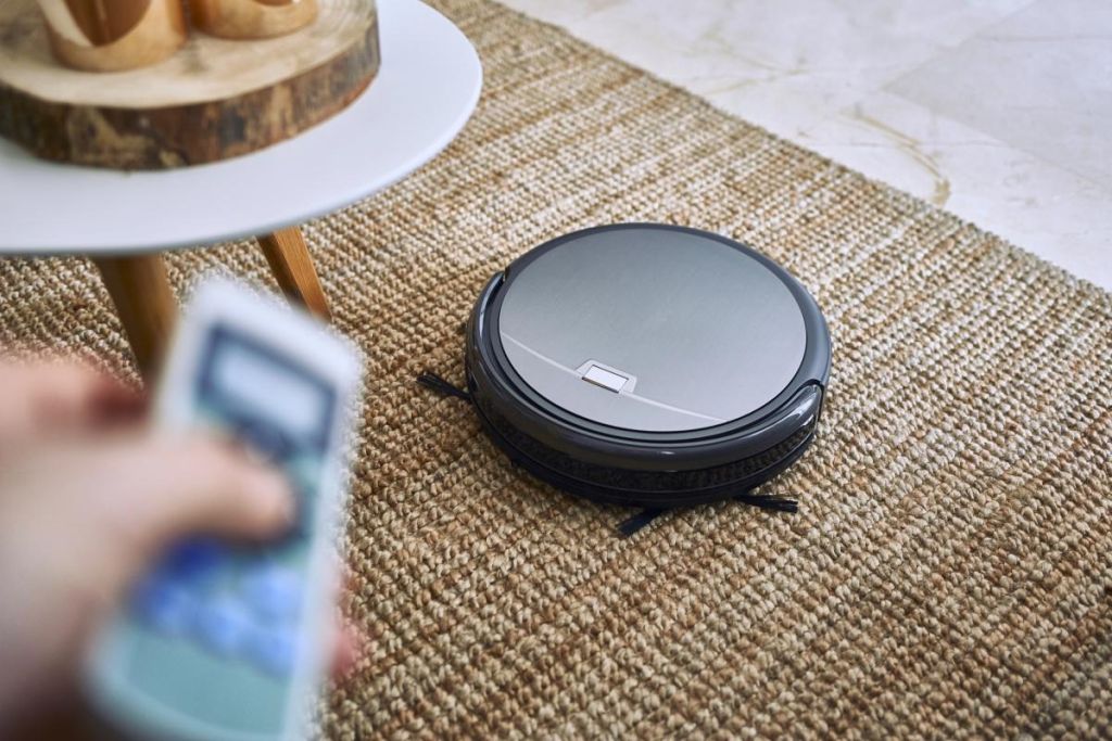 Творець роботів-пилососів Roomba збанкрутував: що тепер буде з технікою