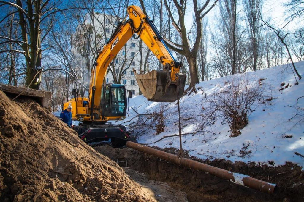 Частина Києва досі без опалення: в уряді озвучили строки відновлення