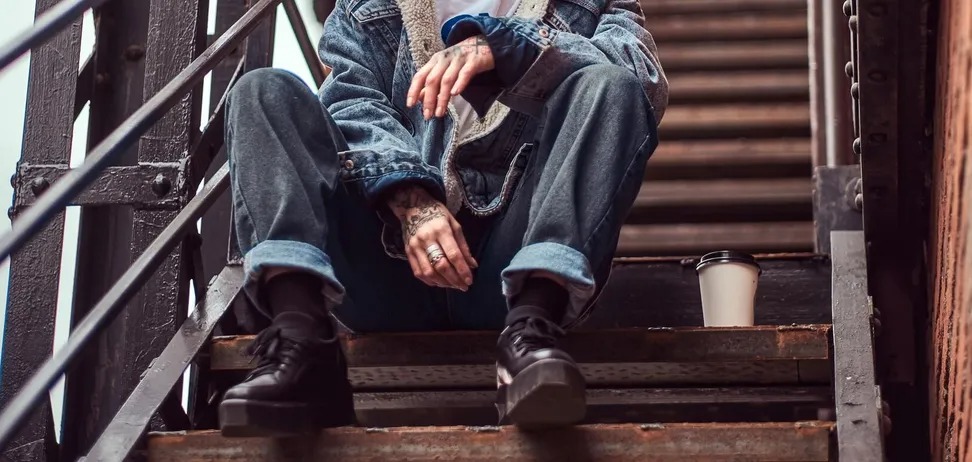 Яке взуття найкраще підходить під широкі джинси: що носити у 2026 році