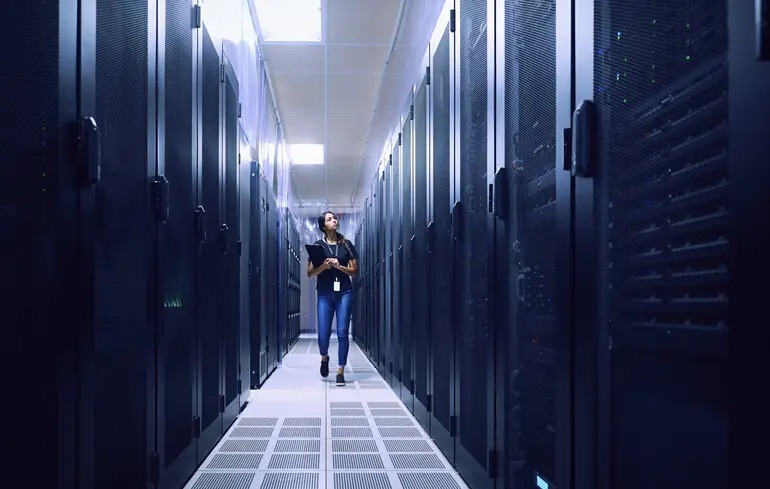 Забруднює, як Нью-Йорк, та п’є більше, ніж люди: вплив штучного інтелекту на клімат