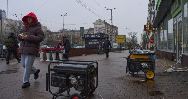 Блекаут в Україні: експерт пояснив, від чого залежить колапс