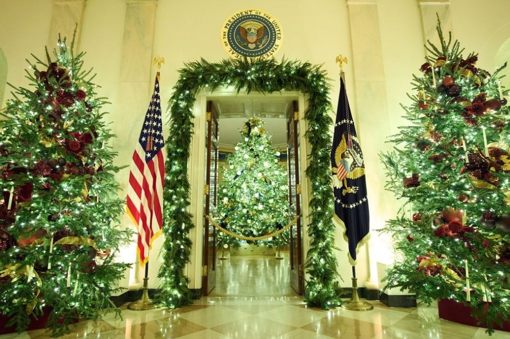 Ялинки і портрети Трампа: перша леді Меланія Трамп показала, як прикрасила Білий дім до Різдва