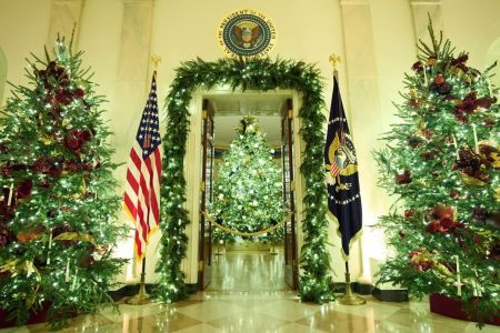 Ялинки і портрети Трампа: перша леді Меланія Трамп показала, як прикрасила Білий дім до Різдва