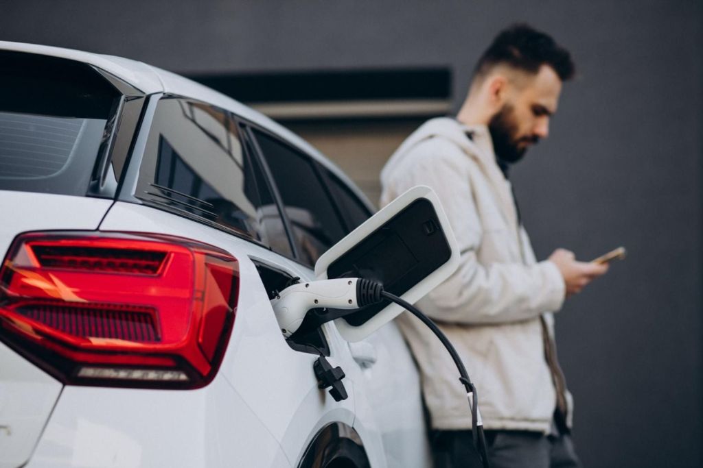 У світі падає попит на електромобілі, традиційні авто знову в тренді