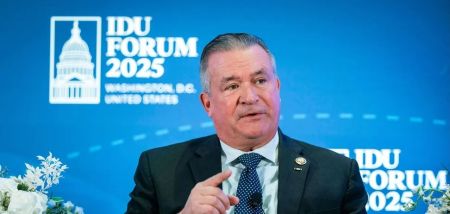 Конгресмен США порівняв тиск на Україну з політикою умиротворення Гітлера