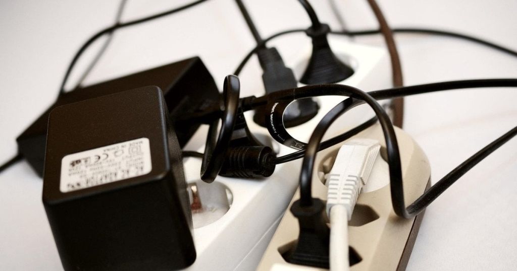 П’ять електроприладів, які можна не вимикати з розетки: що кажуть експерти