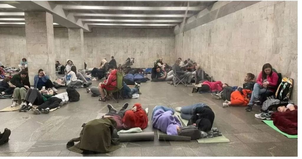 Що брати з собою у «підземку» та як поводитись під час обстрілів, розповіли в метрополітені