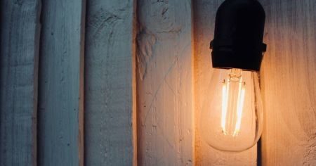 Що означає, якщо світло раптово мерехтить без причини – народна прикмета