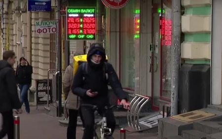 Знецінення гривні: чи підстрибне курс долара