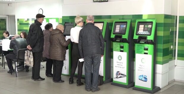 “ПриватБанк” анулює пенсії на картах: виплати українців у зоні ризику