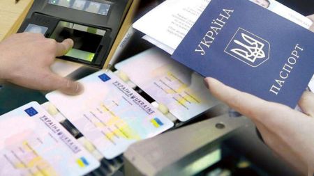 Українці масово втрачають право на старі паспорти: хто змушений міняти документ негайно