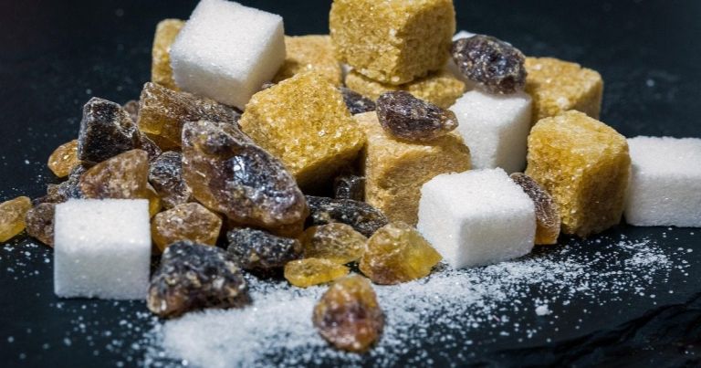 Прихований цукор: 9 продуктів, у яких його більше, ніж у колі