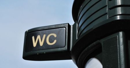 10 причин, чому варто залишати телефон за дверима вбиральні