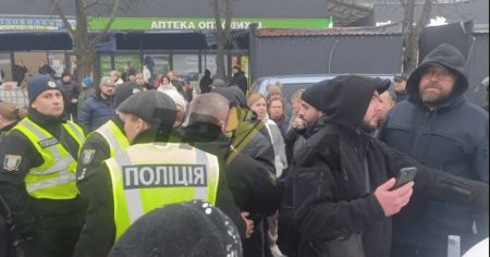 У Києві демонтують ринок — багато людей та поліції: що відбувається