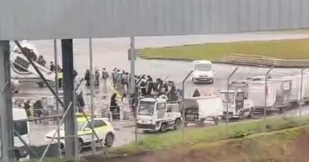 У Шотландії літак Ryanair зіткнувся з паливною машиною перед зльотом (фото)