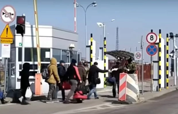 Одна з країн ЄС масово депортує українців: кого відправляють додому