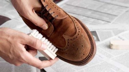 Як вивести бруд із замшевого взуття бюджетними способами: прості поради, які працюють