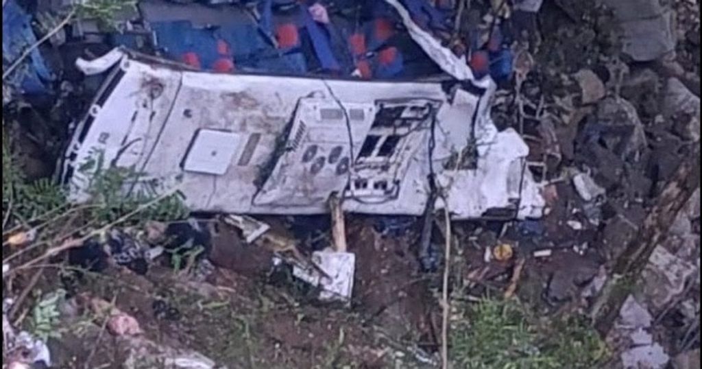 Шкільний автобус упав у 80-метрову прірву: загинули учні випускного класу