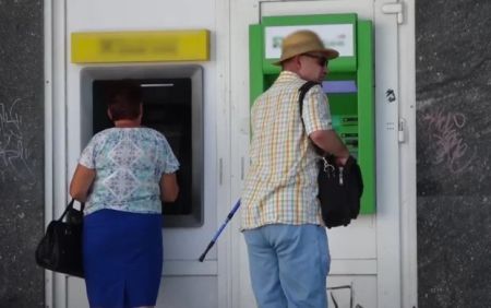 Блокування банківського рахунку: коли це незаконно та що робити, якщо кошти все ж арештували