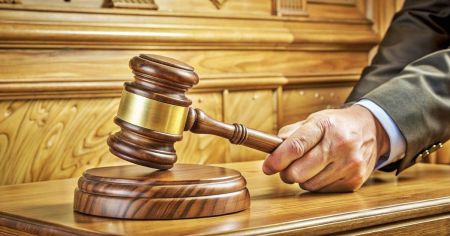 Чиновник 10 років отримував зарплату за “прогули”: чим закінчилося байдикування