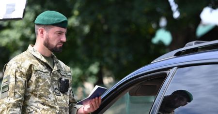 Українці масово виїжджають за кордон: у ДПСУ пояснили ситуацію